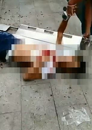 Жена закла мъжа си с ножица насред улицата – нарекъл я дебела ВИДЕО 18+