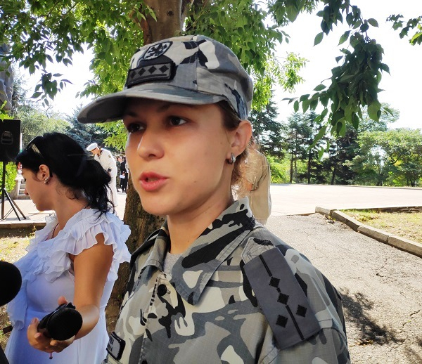 Крехка блондинка с пагони от родната армия попадна на най-опасното място в света 