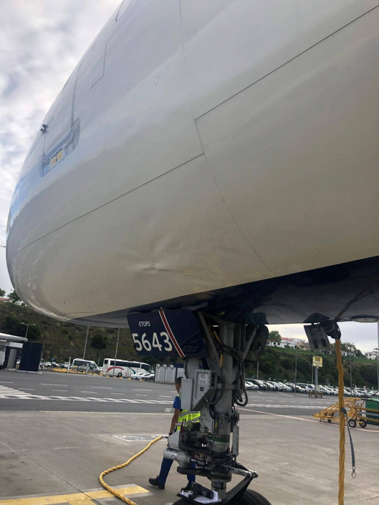 Самолет Boeing 757-200 направи грубо кацане на Азорските острови СНИМКИ