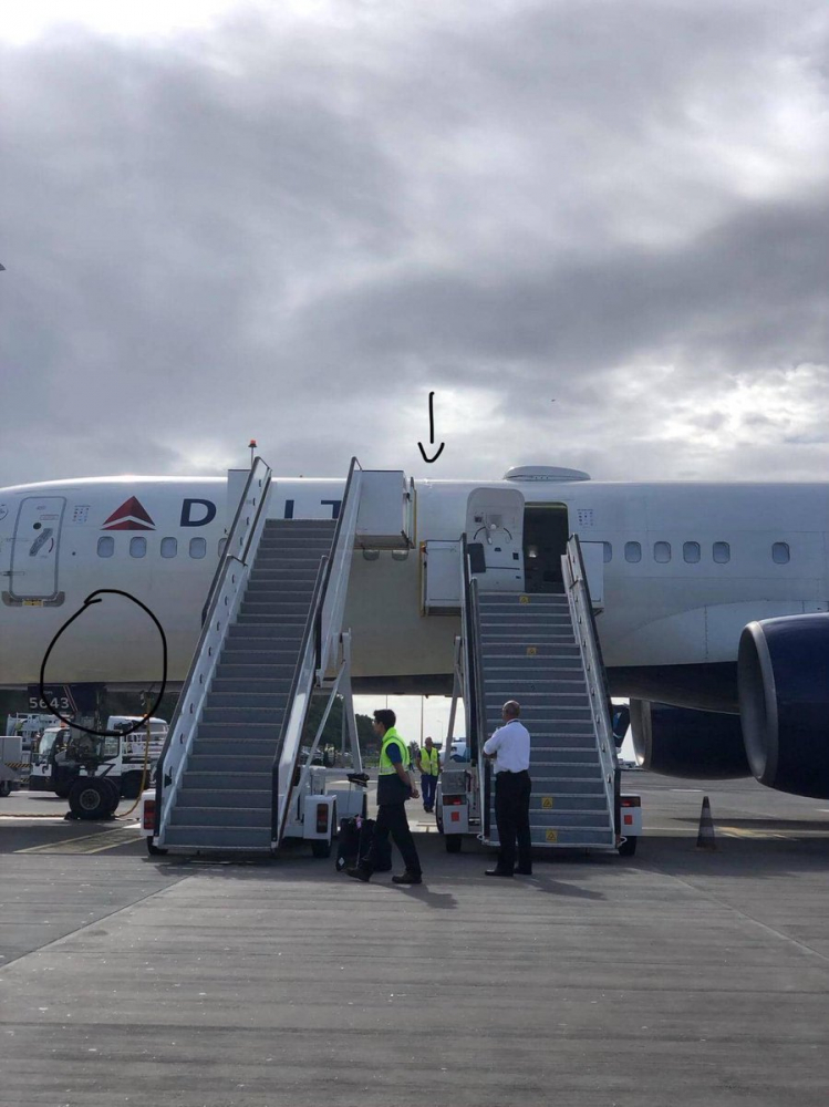 Самолет Boeing 757-200 направи грубо кацане на Азорските острови СНИМКИ
