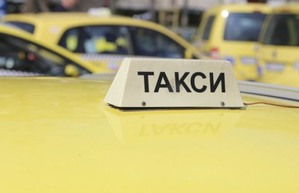 Таксиметров шофьор качи трима в колата си и преживя страшен кошмар 