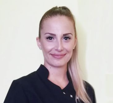 Ослепителна красавица е сред най-младите специалисти в търновската болница СНИМКИ 