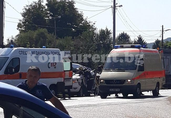 Тежка катастрофа на Е79, шофьорът е заклещен в колата СНИМКИ