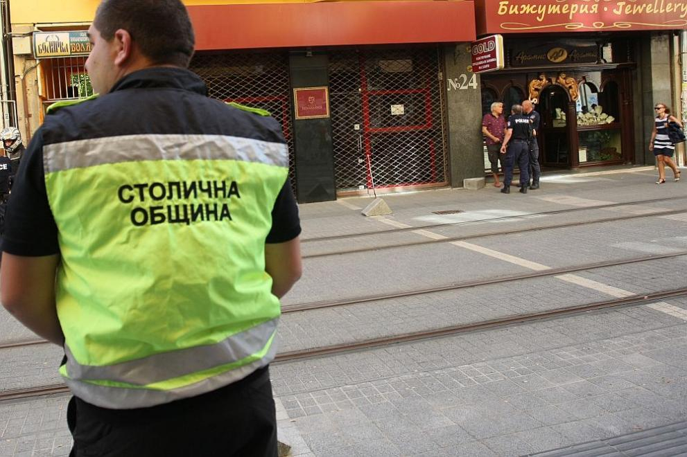 Софиянци проклинат този вандал с "кози крак" на Графа СНИМКИ
