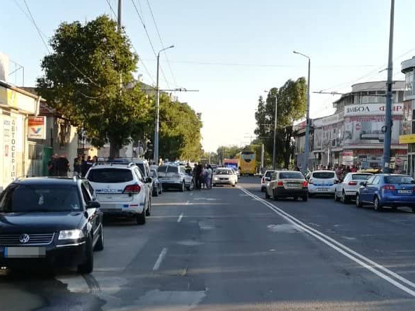 В Бургас е страшно! Цигани налитат да линчуват шофьор, приижда полиция, фучи линейка СНИМКИ
