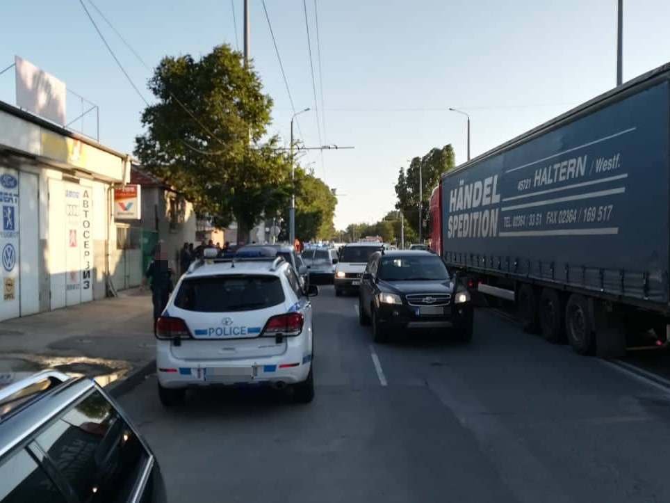 В Бургас е страшно! Цигани налитат да линчуват шофьор, приижда полиция, фучи линейка СНИМКИ