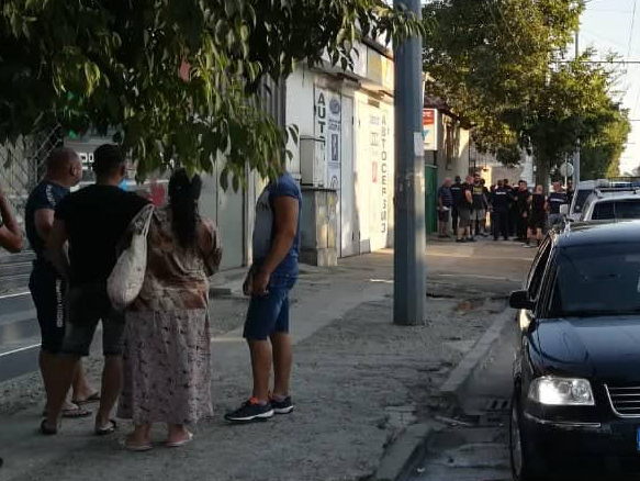 В Бургас е страшно! Цигани налитат да линчуват шофьор, приижда полиция, фучи линейка СНИМКИ