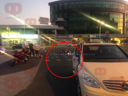 "Мерцедес" помете двойка на мотор в Бургас, шосето е осеяно с останки СНИМКИ  
