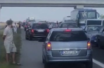 Тарикат шофьори се изнизаха по аварийната лента на АМ „Тракия", но... ВИДЕО