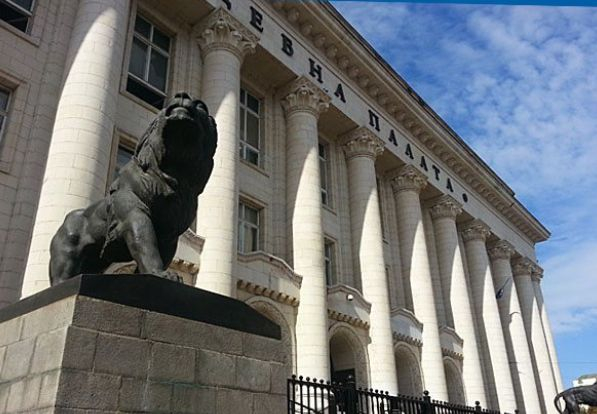 Специализираната прокуратура осъди вандалското драскане по некролози