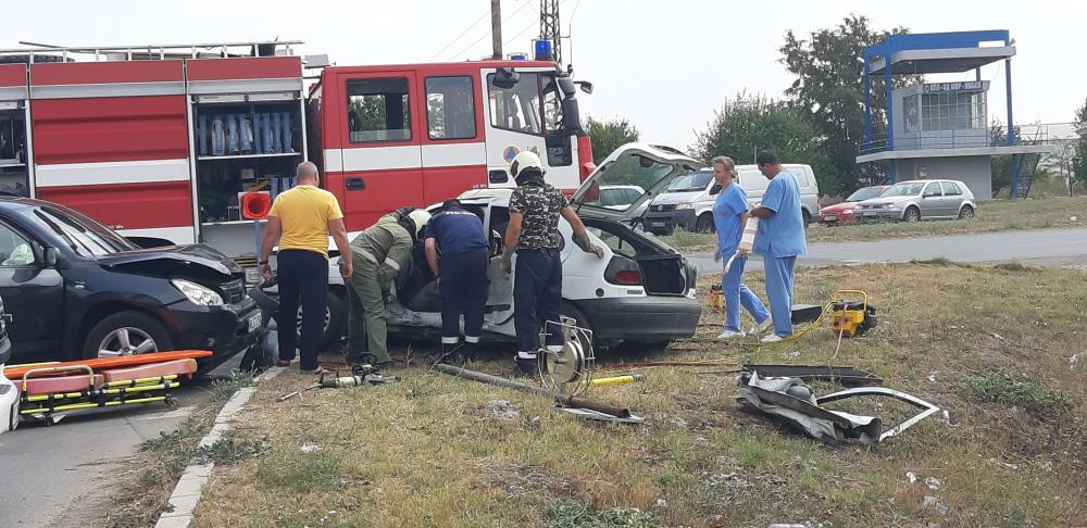 Страшни СНИМКИ: Цял час вадят мъж от размазана кола в Ямбол 