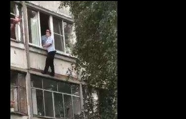 Пияница тръгна да изхвърля бебето си през балкона, но... ВИДЕО 
