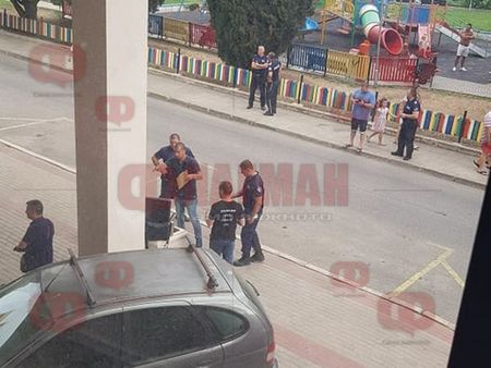 В Несебър ври и кипи, ченгета щурмуваха блокирания хотел, за да... КАДРИ