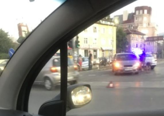 Само в БЛИЦ! Две коли в страшен сблъсък на възлов столичен булевард СНИМКИ