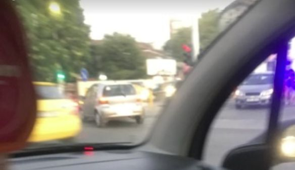 Само в БЛИЦ! Две коли в страшен сблъсък на възлов столичен булевард СНИМКИ