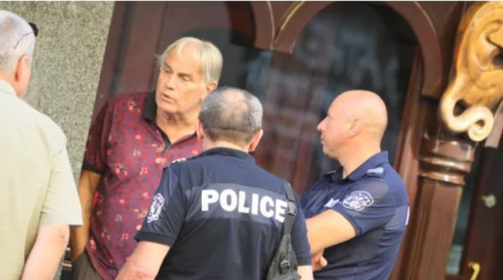 Вандалът с "козия крак" от Графа показа кървави СНИМКИ след инцидента