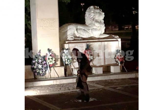 Отвратително! СНИМКИ 18+ показаха какви ги върши див монтанчанин пред паметник 