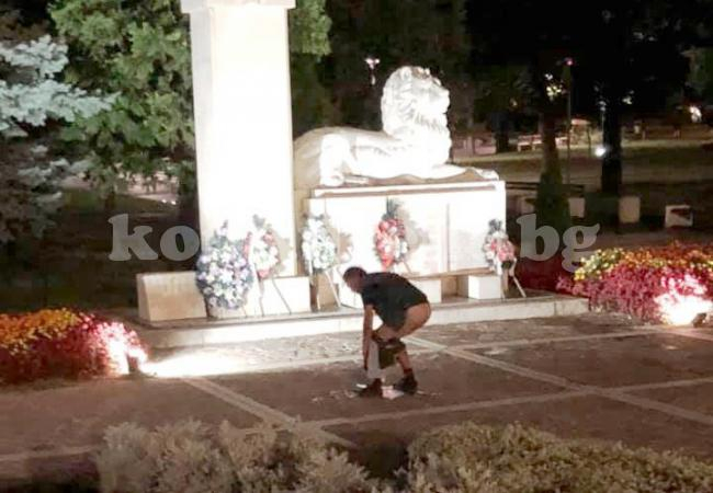 Отвратително! СНИМКИ 18+ показаха какви ги върши див монтанчанин пред паметник 