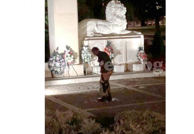 Отвратително! СНИМКИ 18+ показаха какви ги върши див монтанчанин пред паметник 