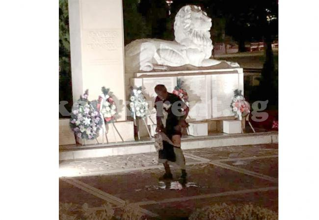 Отвратително! СНИМКИ 18+ показаха какви ги върши див монтанчанин пред паметник 