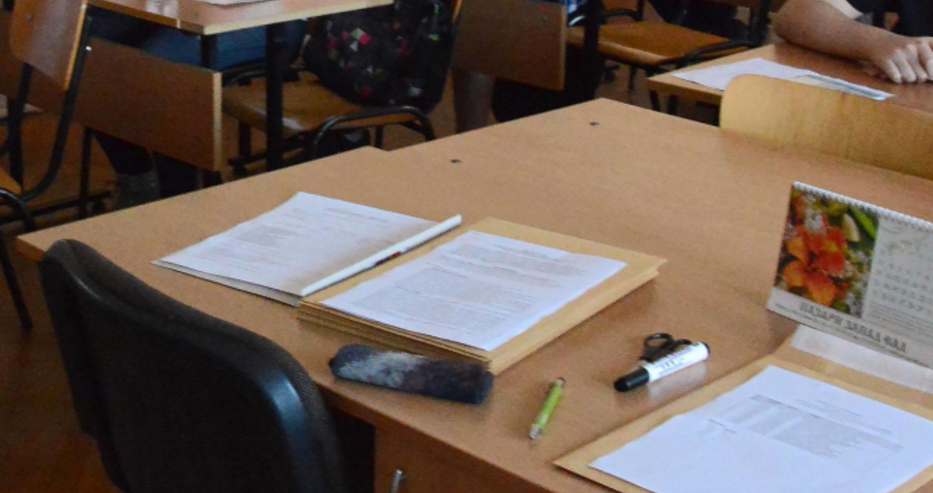 Учителите ще взимат с 500 лева в повече, но трябва да... 