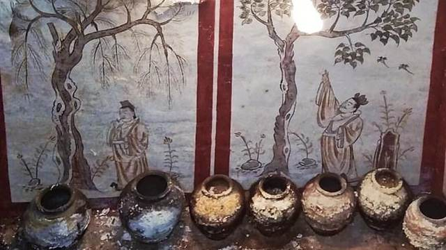 Разкопаха детска площадка и откриха гробница с хилядолетна история СНИМКИ