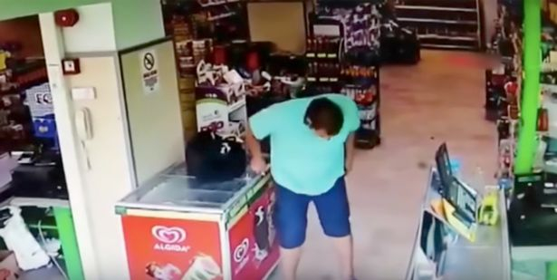 Клиент направи нещо гнусно в магазин и го ритна под фризер ВИДЕО 18+