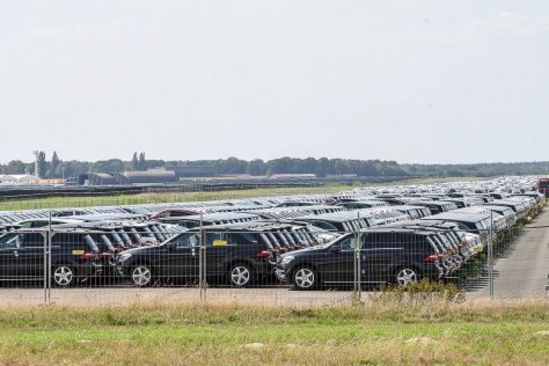 Откриха огромно гробище от чисто нови автомобили Mercedes ВИДЕО