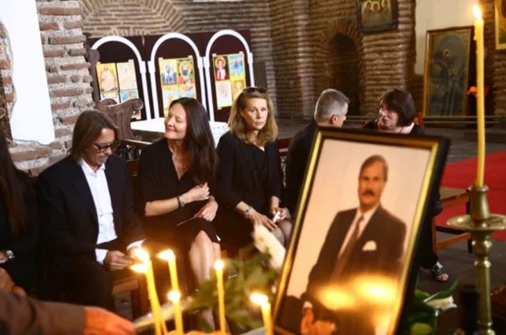 Неочаквана символика по време по поклонението на Жорж Ганчев стъписа щерките му