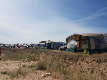 Наши и румънски авантаджии превзеха плажа на Крапец и го ос..ха СНИМКИ