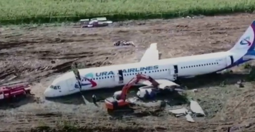 Уникално ВИДЕО показа как унищожават приземилият се аварийно самолет в Русия 