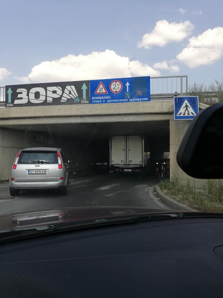 Шофьор сътвори поредната простотия в София и взриви мрежата СНИМКИ