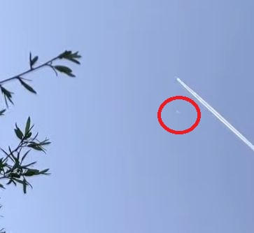 НЛО преследва пътнически самолет ВИДЕО