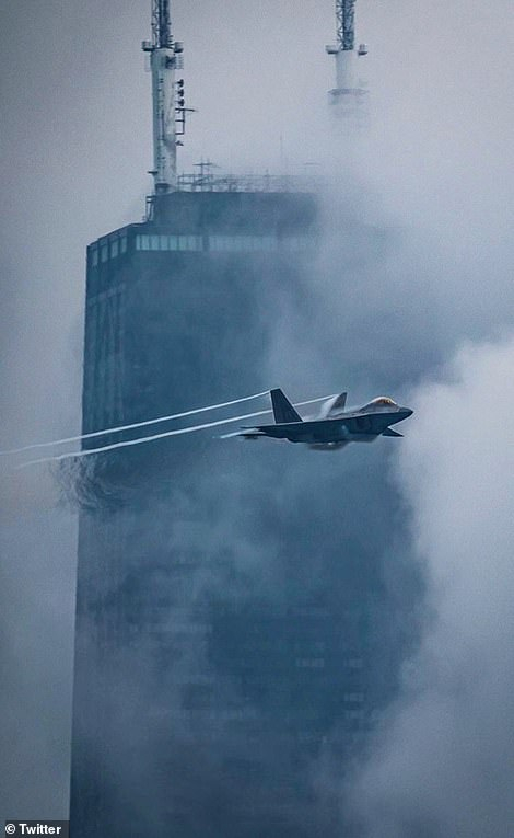 Изтребители  F-22 Raptor пореха небето над Чикаго в невиждано зрелище СНИМКИ