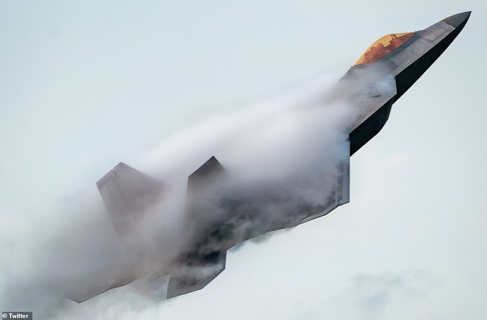 Изтребители  F-22 Raptor пореха небето над Чикаго в невиждано зрелище СНИМКИ