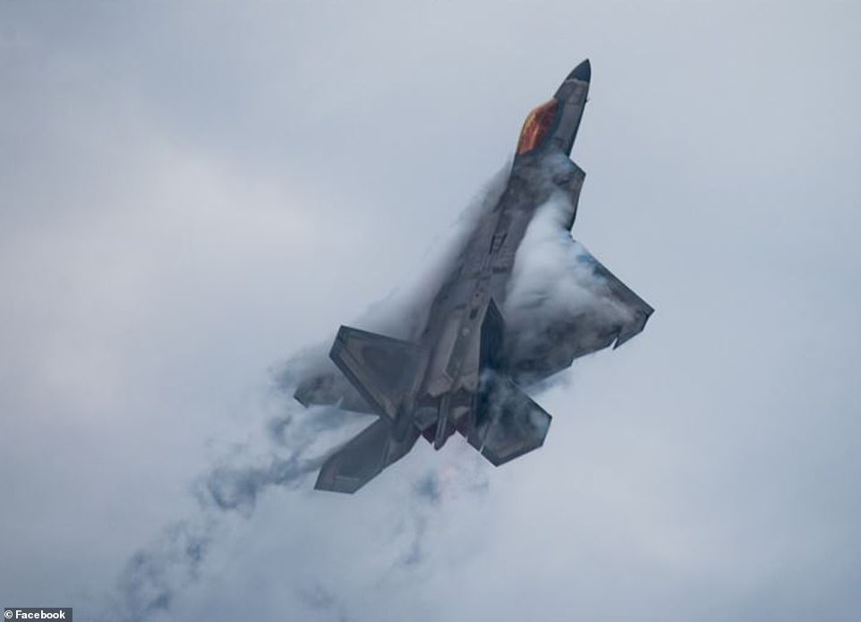 Изтребители  F-22 Raptor пореха небето над Чикаго в невиждано зрелище СНИМКИ