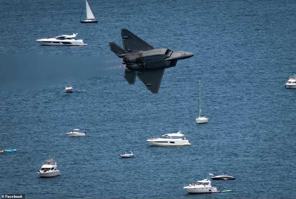 Изтребители  F-22 Raptor пореха небето над Чикаго в невиждано зрелище СНИМКИ
