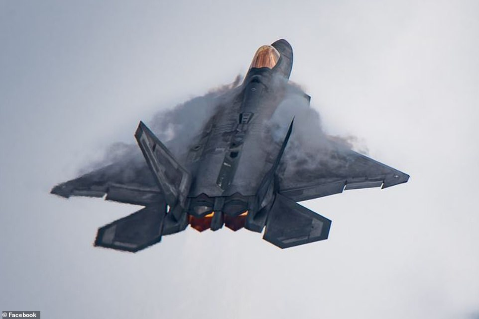 Изтребители  F-22 Raptor пореха небето над Чикаго в невиждано зрелище СНИМКИ
