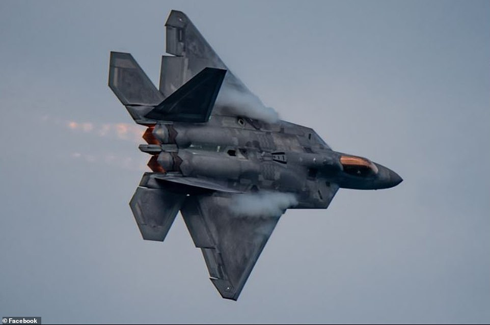 Изтребители  F-22 Raptor пореха небето над Чикаго в невиждано зрелище СНИМКИ