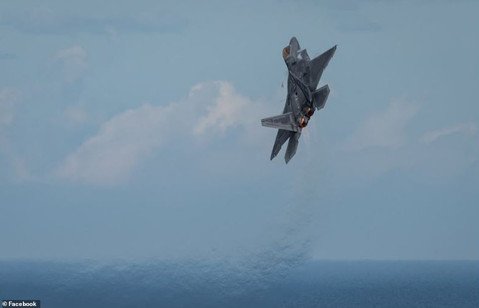 Изтребители  F-22 Raptor пореха небето над Чикаго в невиждано зрелище СНИМКИ