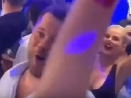 Шефът на администрацията на Зеленски се отдаде на гуляй с мацки в Сен Тропе
