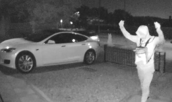 Ето как се краде супер скъпата Tesla - за 30 секунди ВИДЕО