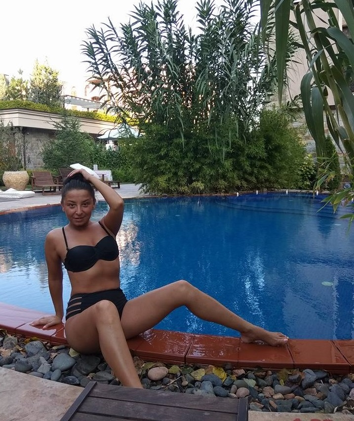 Наш топлес модел тъне в лукс на Слънчев бряг в компанията на... СНИМКИ 18+
