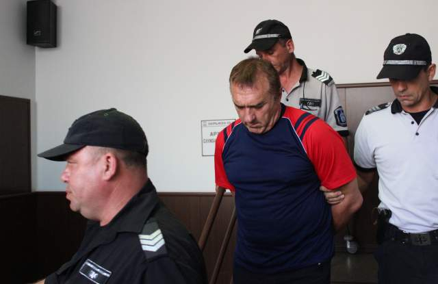 Габровецът, закопал 5 кила хероин в двора си, шокира в съда 