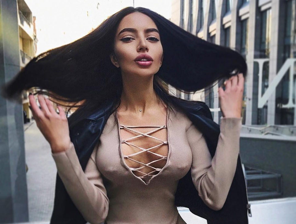 Украинската Ким Кардашиян разгорещи мрежата със секси СНИМКИ 18+  