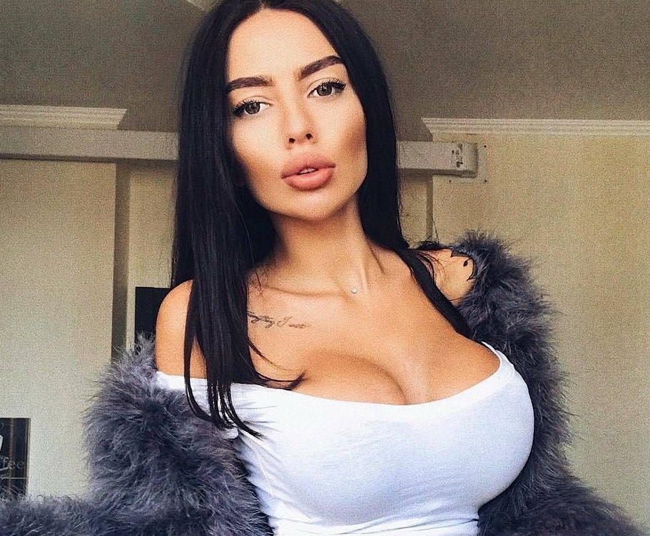 Украинската Ким Кардашиян разгорещи мрежата със секси СНИМКИ 18+  