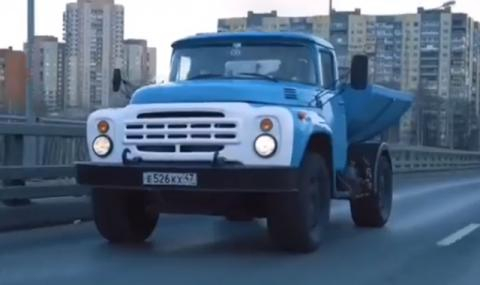 Този зъл ЗиЛ ще ви изяде по светофарите, а причината е... ВИДЕО