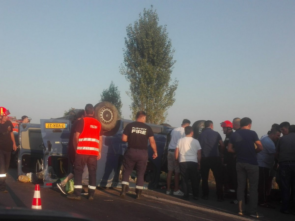 Бус пълен с хора се обърна на "Тракия", СНИМКА показва ужаса