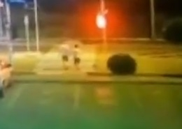 Ужасяващо ВИДЕО: Мъж и жена, хванати за ръце, загинаха, докато пресичат