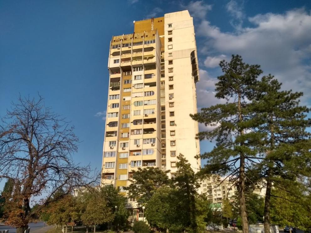 Ентусиасти превърнаха входа на 22-етажния си блок в хол (СНИМКИ)